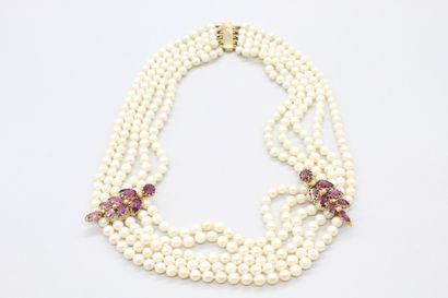 null Collier cinq rangs de perles de culture orné de deux branches feuillagés stylisé...