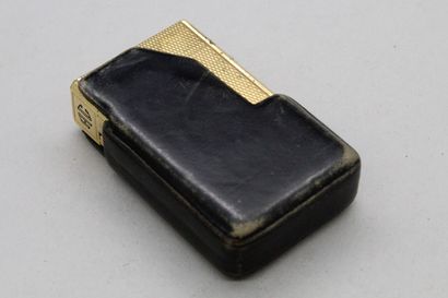 null S.T. DUPONT

Lighter with gas large model BRG out of plated gold guilloche,...