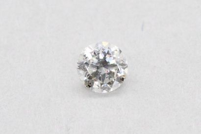 null Diamant brillant sur papier.

Poids : 0.12 ct.