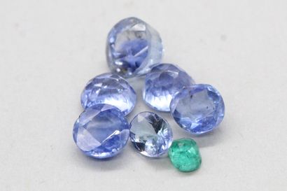 null Lot of stones on paper, composed of : 

- 1 emerald : 0,15 ct

- 1 tanzanite...