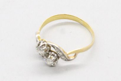 null Bague Toi&Moi en or jaune 18k (750) et platine ornée de diamants taille ancienne....