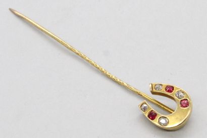 null Epingle de cravat en or jaune 18k (750) stylisant un fer à cheval orné de diamants...