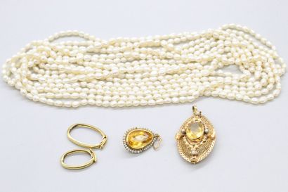 null Lot d'or jaune 18k (750) comprenant deux boucles de collier, deux pendentifs...