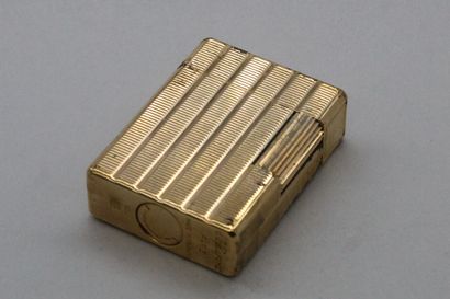 null S. T. DUPONT

Lighter in gilded metal grooved. 

Signed S.T. DUPONT and numbered....