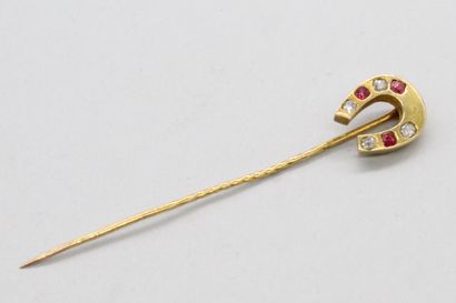 null Epingle de cravat en or jaune 18k (750) stylisant un fer à cheval orné de diamants...