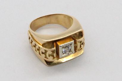 null Chevalière en or jaune 18k (750) ornée d'un diamant rond taille ancienne. 

Poinçon...
