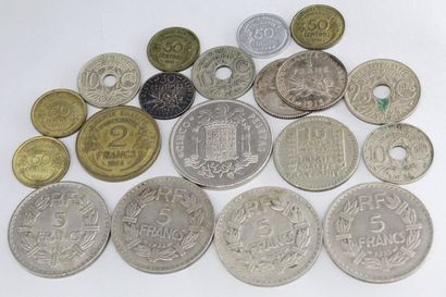 null Lot de pièces diverses principalement françaises XXe dont 3 en argent. 

Poids...