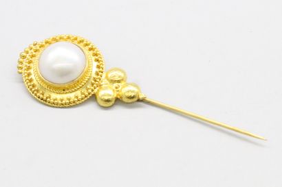 null Epingle à cravate en or jaune 18k (750) orné d'une importante perle de culture....