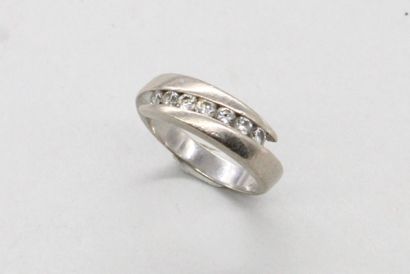 null Bague en or gris 18k (750) ornée de'une ligne de diamants ronds.

Poinçon de...