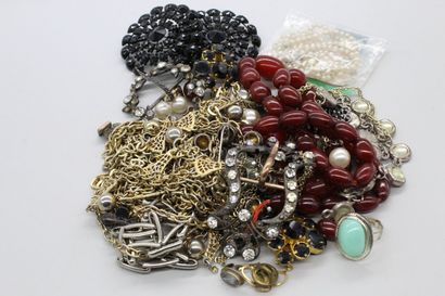 null Lot de bijoux fantaisies comprenant colliers, broches, bagues...