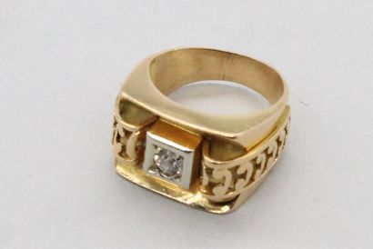 null Chevalière en or jaune 18k (750) ornée d'un diamant rond taille ancienne. 

Poinçon...