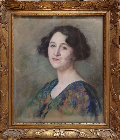 null LOGHADÈS Léonie Tchoumakoff, née en 1859,

Jeune femme à la robe colorée, 1931,

pastel...