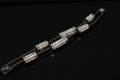 null DANIEL SWAROVSKI 



Bracelet en cuir et métal argenté strassé à éléments cylindriques....