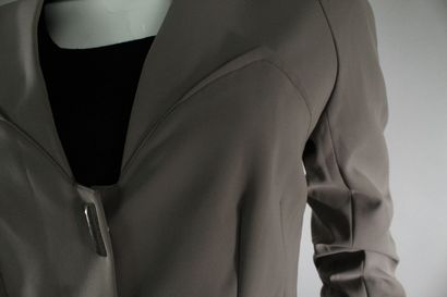 null MUGLER 



Mouse grey fluid pants suit, the jacket with geometric buttons and...
