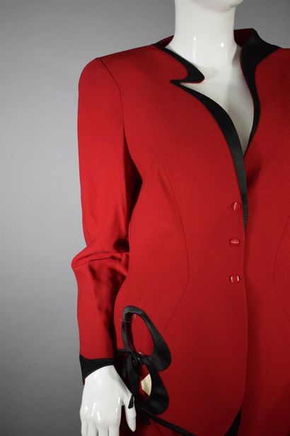 null THIERRY MUGLER 

Bright red suit with black geometric inserts.

Cutout bordered...
