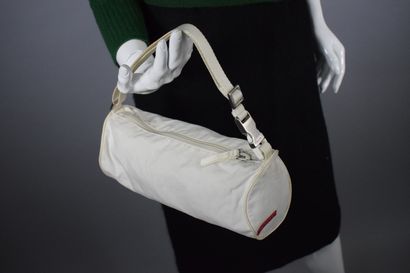 null PRADA 



Mini sac cylindrique en toile blanche porté épaule ou main. 

Traces,...