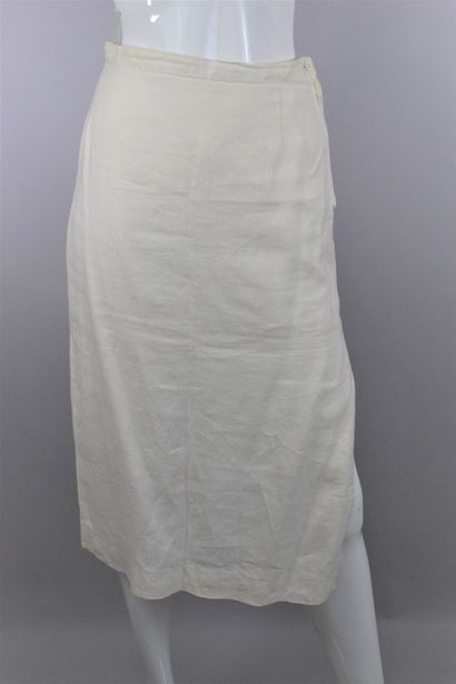 null AGNES B, ANONYME 



Lot composé : 

D'une jupe blanche droite fermeture zippée...