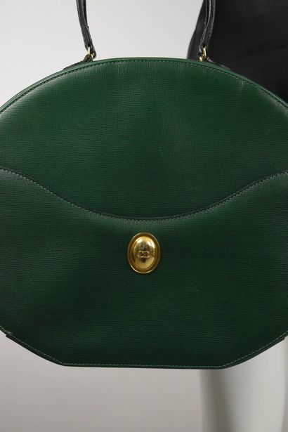 null 
CHRISTIAN DIOR 

Circa 1980 



Rounded handbag in green leather and gold jewelry....