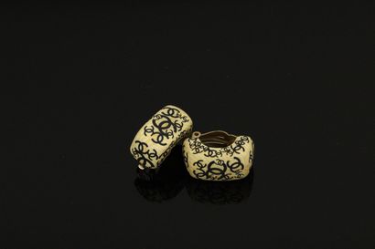 null CHANEL



Pair of ear clips in cream marbled resin with black double CC prints...