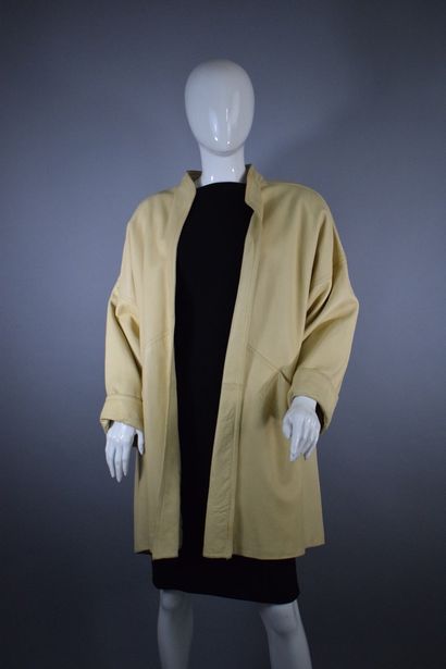 null LOEWE



Pale yellow skin overcoat with geometric cut and two large pockets...