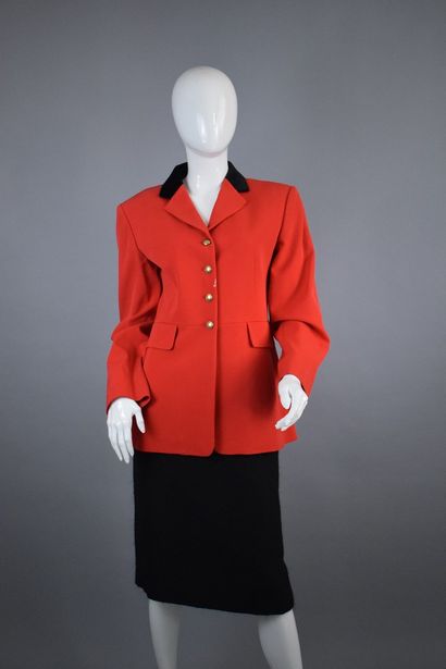 null HERMES Paris



Red riding jacket with black collar, with nice buttoning signed...