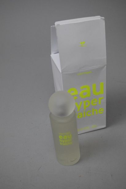 null COURREGES



Perfume bottle "Eau hyper fraiche" in its box. Glass bottle frosted...