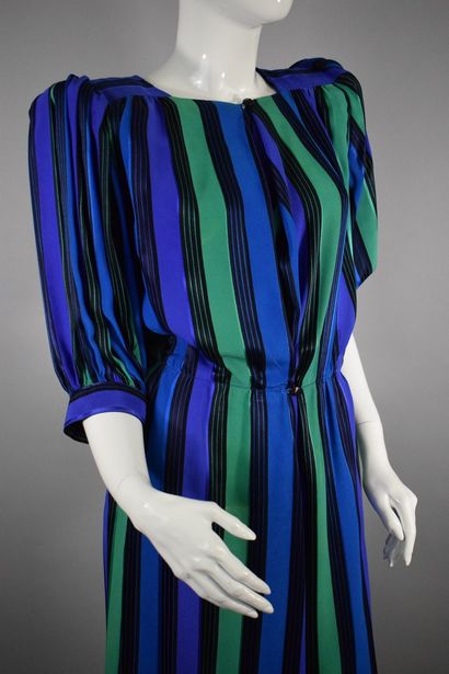 null ODICINI

Circa 1980



Blue, black and green striped silk gusseted dress with...