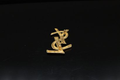 null YVES SAINT LAURENT 



Broche en métal doré figurant les célèbres initiales...