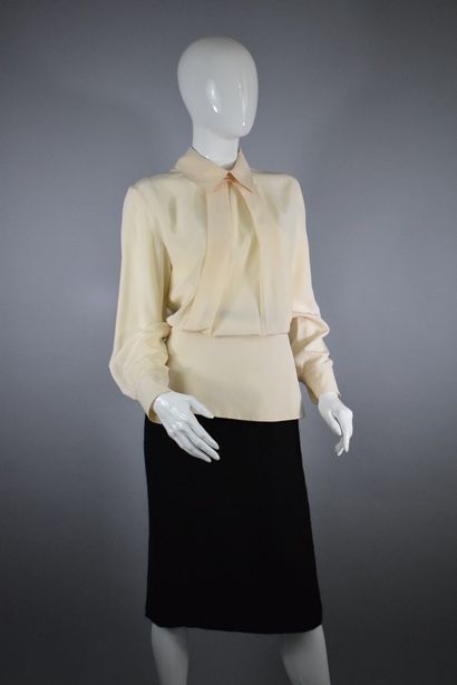 null CHRISTIAN DIOR



Rare ecru silk blouse with pleats mimicking ribbons falling...
