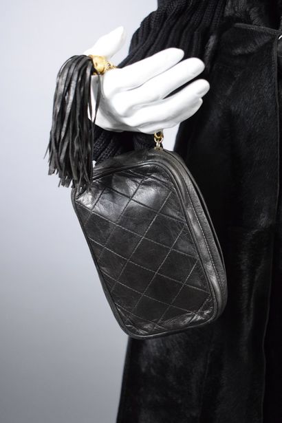 null CHANEL 



Black quilted leather clutch bag with central zip and closure decorated...