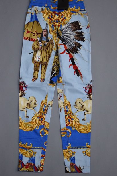 null VERSACE 

Collection tribute. 



Pantalon en coton imprimé motif "Les Indiens"...
