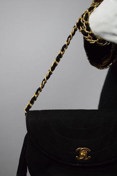 null CHANEL 



Black jersey bag, half-moon model with parallel stitching. Swivel...