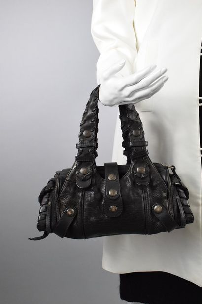 null CHLOE 



Handbag model "Silverado" in black leather and blackened brushed metal....