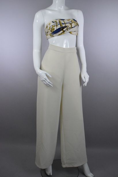 null ANGELO TARLAZI 

White fluid pants with flared legs. 

Size : 40