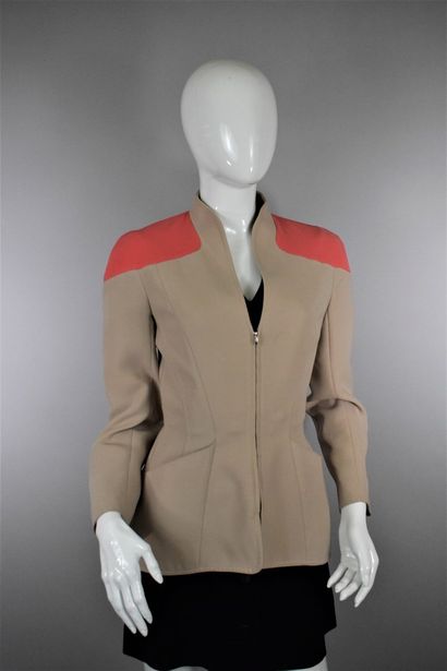 null THIERRY MUGLER

Circa 1990.



Two-tone beige and pink jacket with patch pockets,...