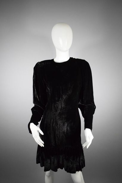 null 
UNGARO PARALLELE 









Black velvet dress with zipper in the back, and...