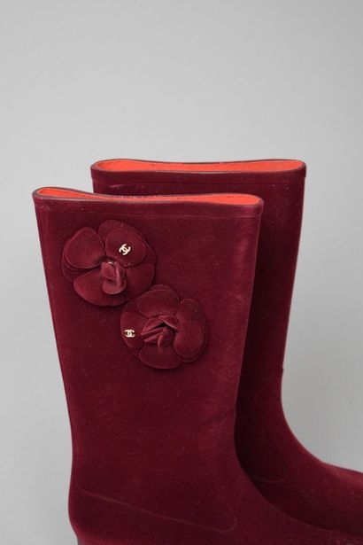 null 
CHANEL 









Pair of boots in burgundy velvet and rubber base, decorated...