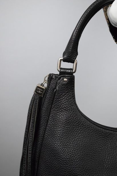 null CHANEL 



Black grained leather bag carried by hand or shoulder, two zips on...