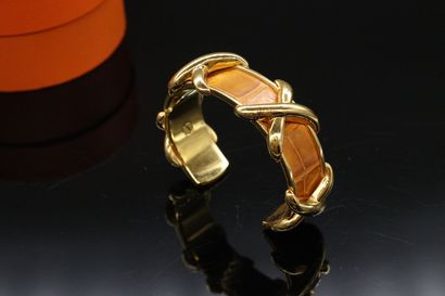 null HERMES PARIS 



Bracelet in gilded metal with lattice pattern and exotic tobacco...