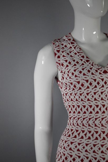 null ALAIA



Sleeveless dress with deep red and white curves and buckles, gathered...