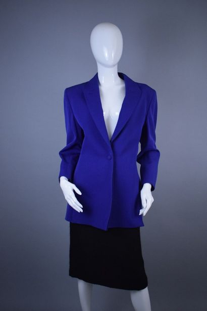 null MONTANA



Royal blue jacket with central snap closure, slim fit and two pockets....