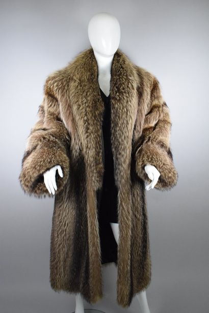 null SPRUNG FRERES



Impressive wolf coat with shawl collar. 



One size fits ...