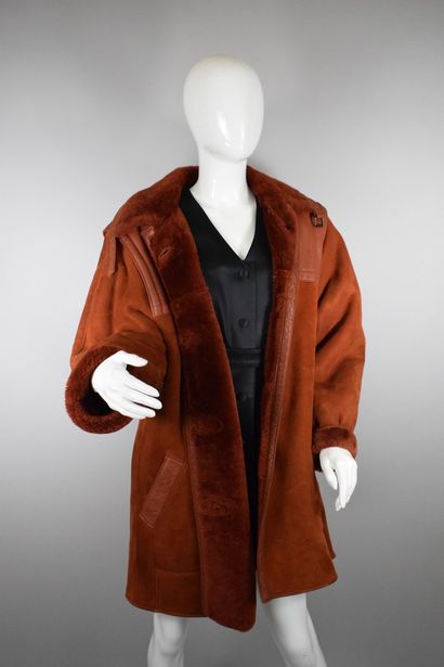 null SPRUNG FRERES



Blood orange shearling coat 3/4 cut with two front pockets...