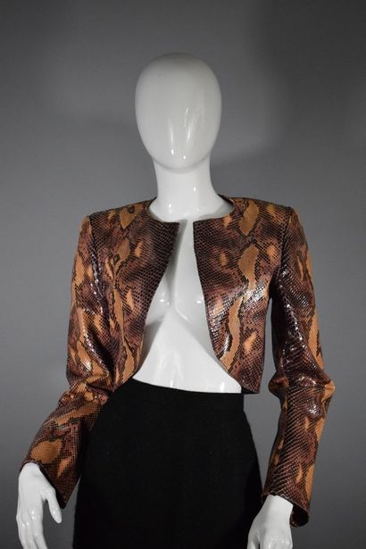 null GERARD WATELET



Haute Couture Spring/Summer 2003

Short jacket in anaconda...