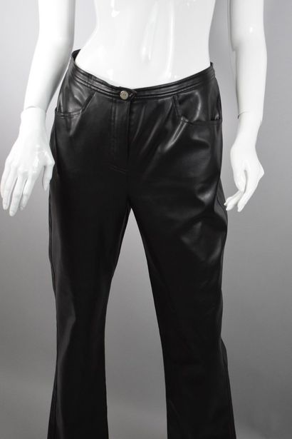 null MUGLER Trademark (MTM)

Circa 1990.



Pantalon de femme en PVC noir, deux poches,...