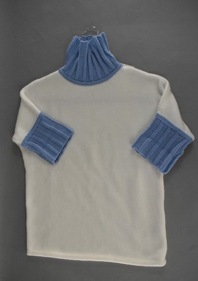 null COURREGES



Two-tone blue and white sweater with short sleeves and chimney...