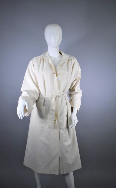 null GUY LAROCHE 

Circa 1970



White epai cotton overcoat, with large sleeve cuffs...