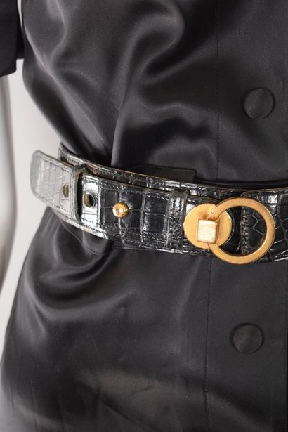 null HERMES PARIS



Black glossy crocodile belt, golden brass buckle, adjustable...