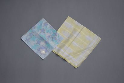 null COURREGES 



Lot of two scarves: 

- the first one with a white and yellow...