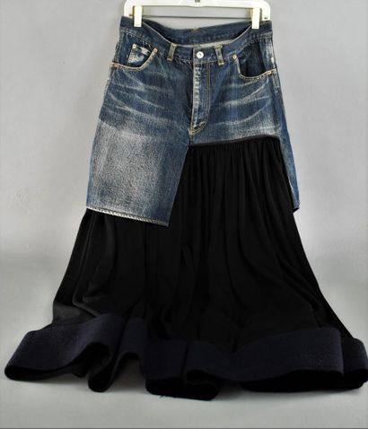 null YOHJI YAMAMOTO



Importante jupe en jean trompe l'œil doublé d'une jupe cercle...